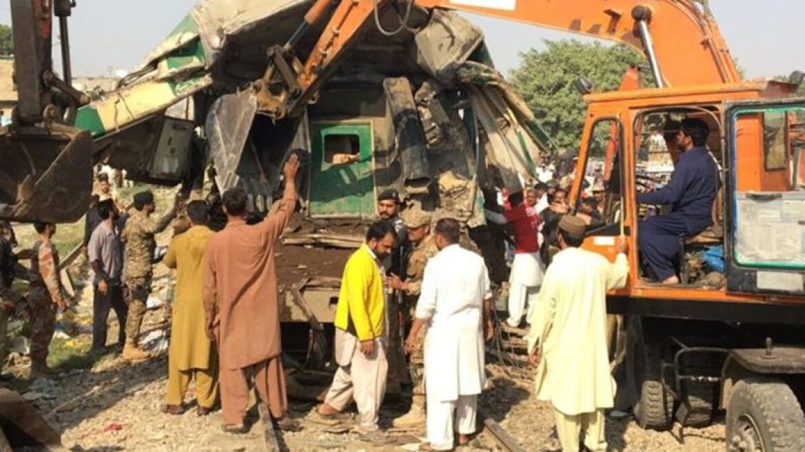 21 dead in Pakistan train accident