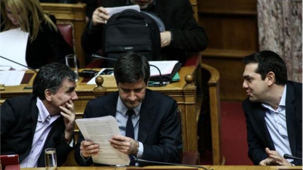 Αρχίζει να κατεβάζει τον πήχη για το χρέος η κυβέρνηση