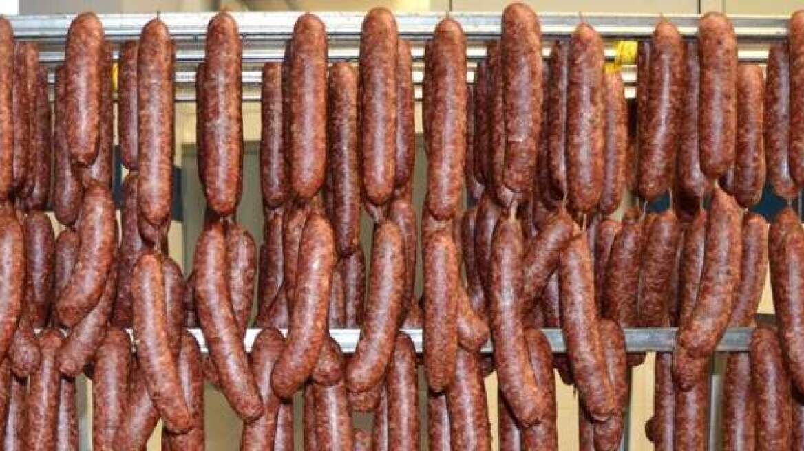 Δεν βρήκαν χρήματα και έκλεψαν... λουκάνικα