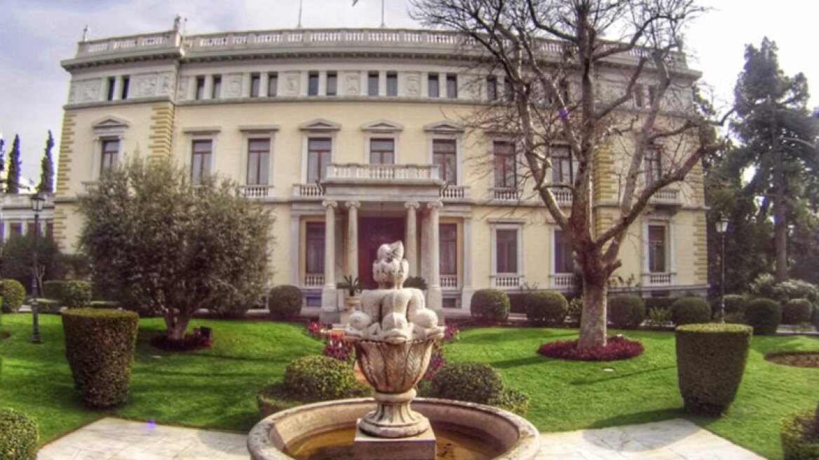 Tsipras reshuffles cabinet to appease creditors, retains key ministers