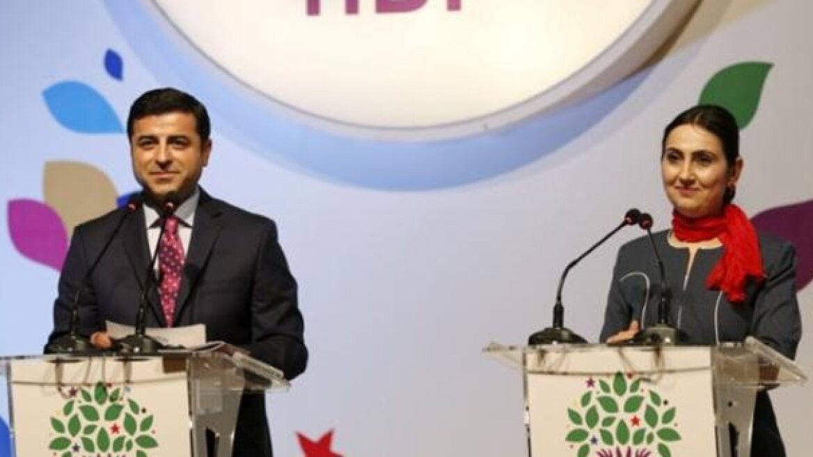 Tο HDP αναστέλλει τη συμμετοχή του στο κοινοβούλιο μετά τις συλλήψεις