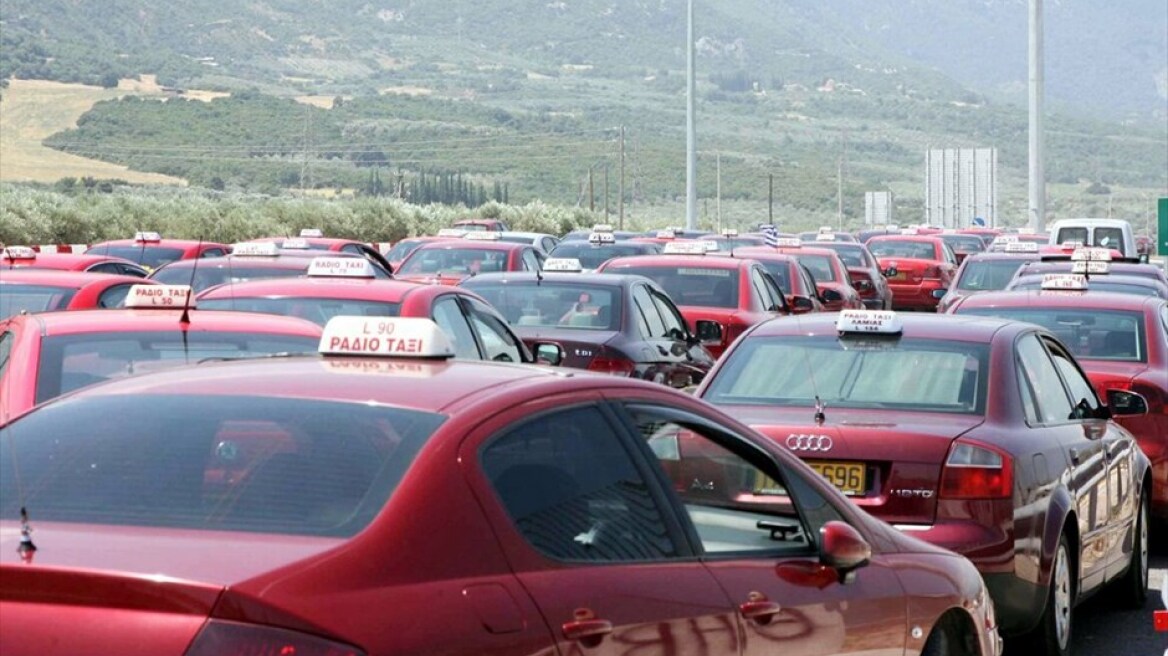 Λαμία: «Χτύπησαν» πάλι ταξί τα ξημερώματα