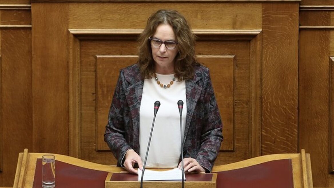 Μισή ντουζίνα «καυτές πατάτες» αναλαμβάνει το μεσημέρι η νέα υφυπουργός Οικονομικών