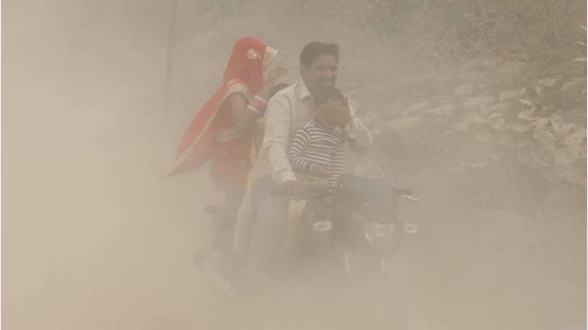 Φωτογραφίες: Το νέφος πνίγει το Νέο Δελχί