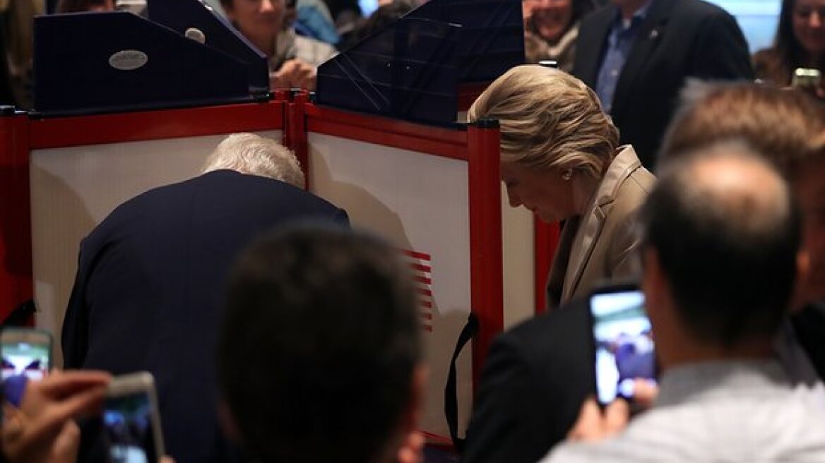 Αμερικανικές εκλογές: Συγκινημένη ψήφισε η Χίλαρι - Θα κάνω ό,τι καλύτερο μπορώ, αν είμαι τυχερή και κερδίσω