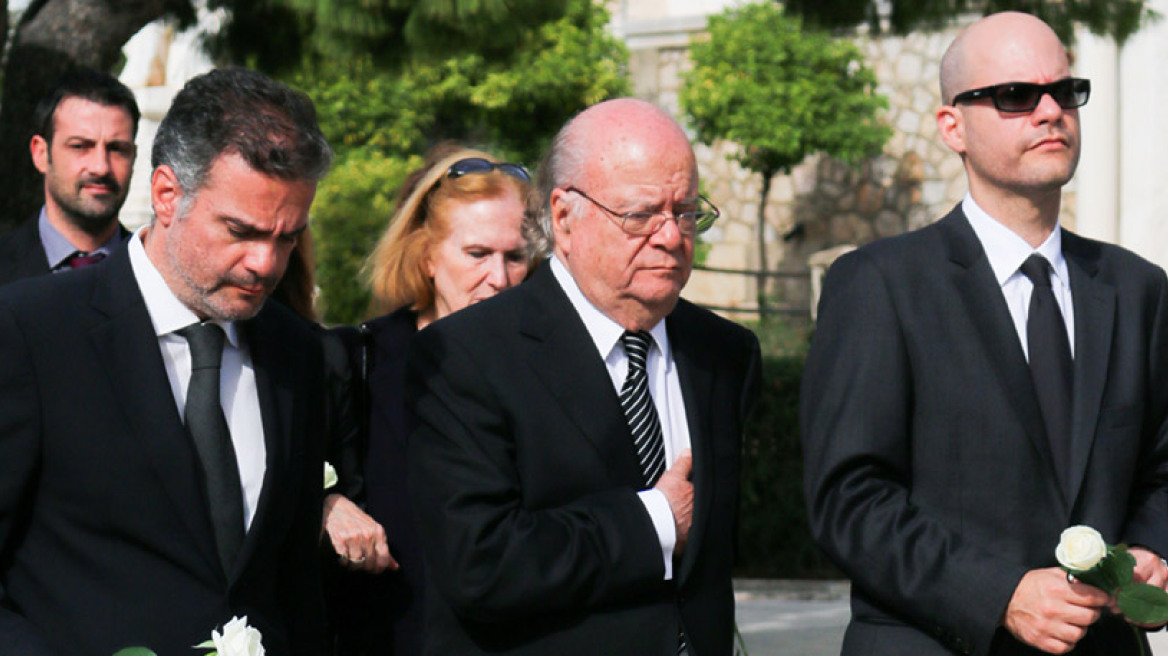 Συντετριμμένος ο Γιώργος Κατσαρός στην κηδεία της γυναίκας του