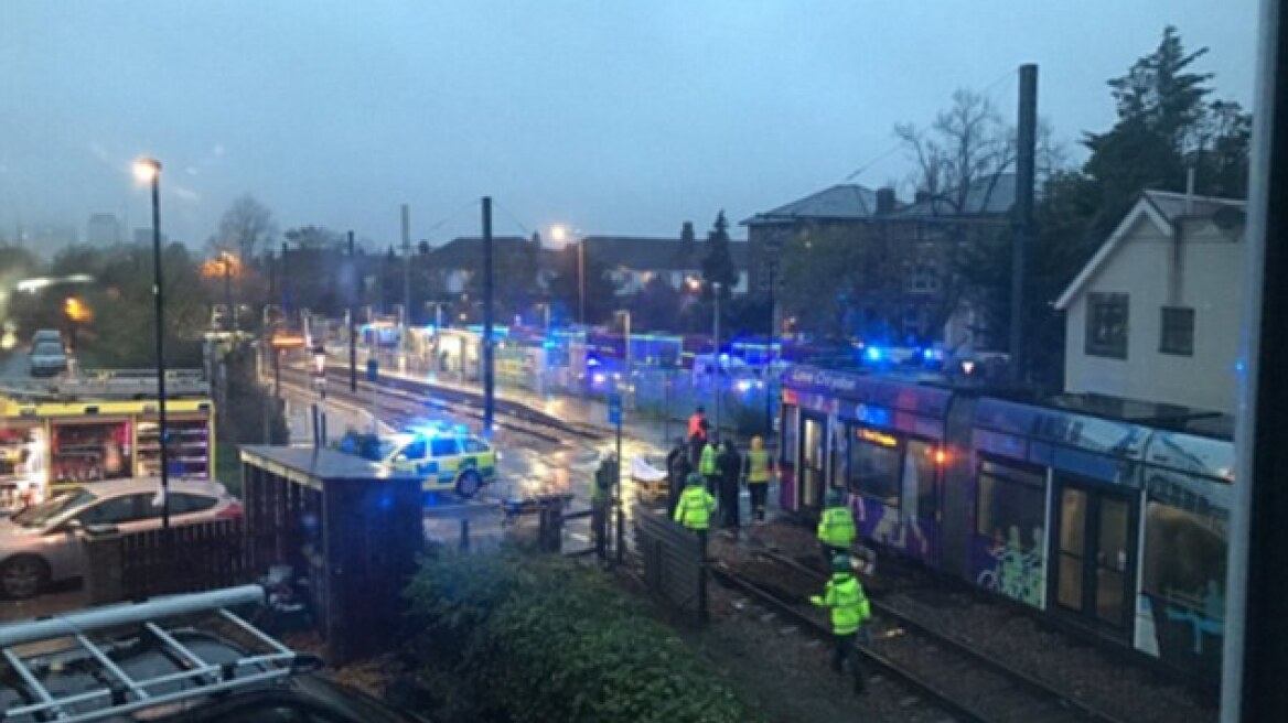 Ανατροπή τραμ στο Λονδίνο: Παγιδευμένοι και τραυματίες 