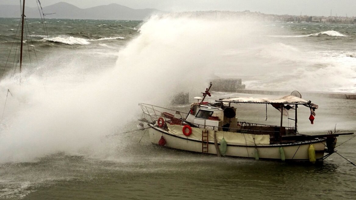 Καιρός: Καταιγίδες, θυελλώδεις άνεμοι και πτώση της θερμοκρασίας