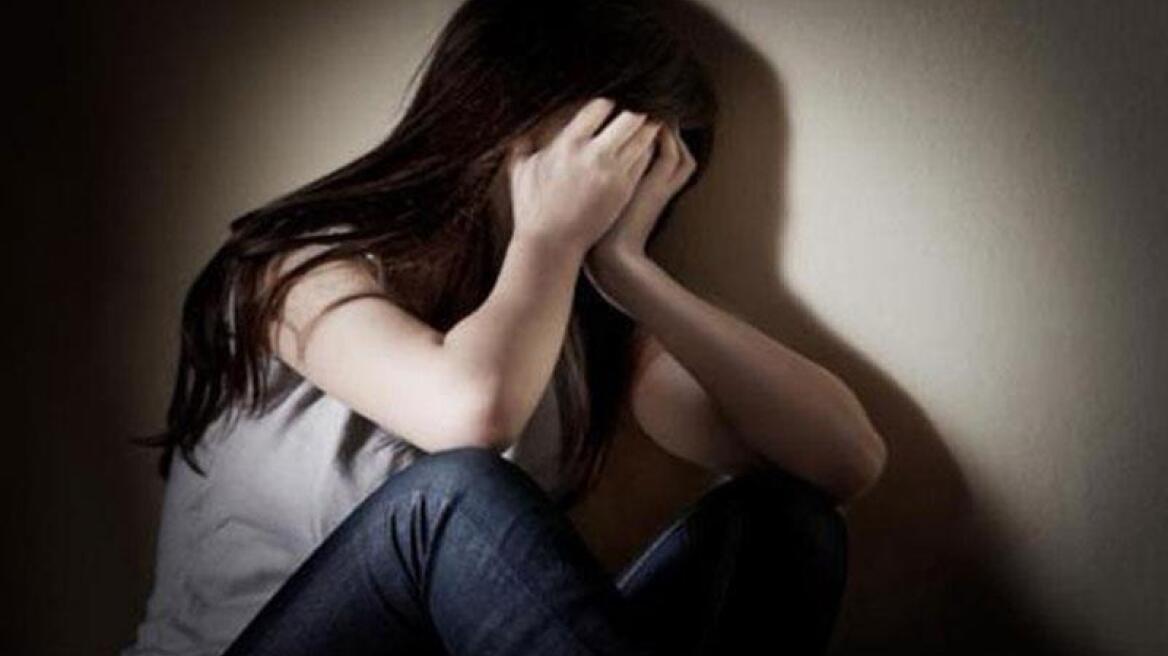 Πάτρα: Έσπασε στο ξύλο την ανήλικη κόρη του και εξαφανίστηκε!