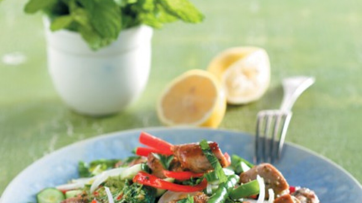 Σαλάτα με κοτόπουλο, αγγούρι, φασολάκια και δυόσμο