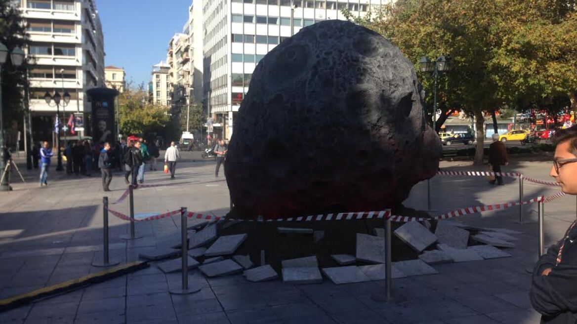 Φωτογραφίες: Κομήτης «προσγειώθηκε» στο Σύνταγμα 