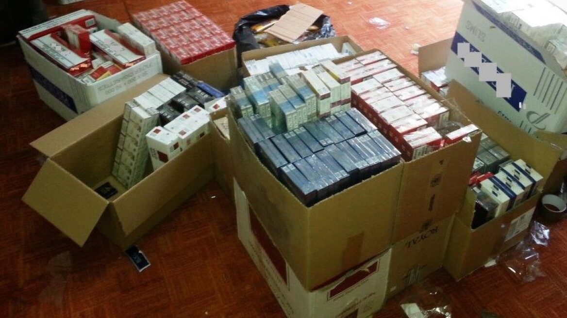 Πάτρα: Βρήκαν «ορφανά» λαθραία τσιγάρα και καπνό στο δρόμο