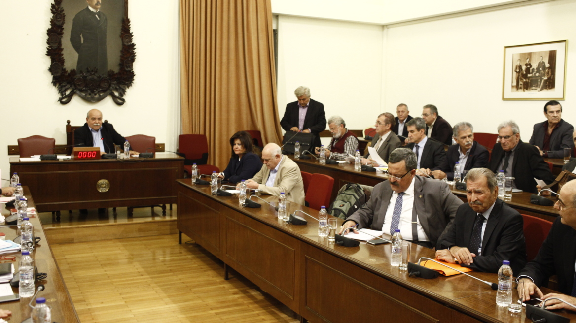 ΕΣΡ: Η κυβέρνηση πήρε πίσω την πρόβλεψη για 4 κανάλια και δέχθηκε τον πρόεδρο που πρότεινε η ΝΔ