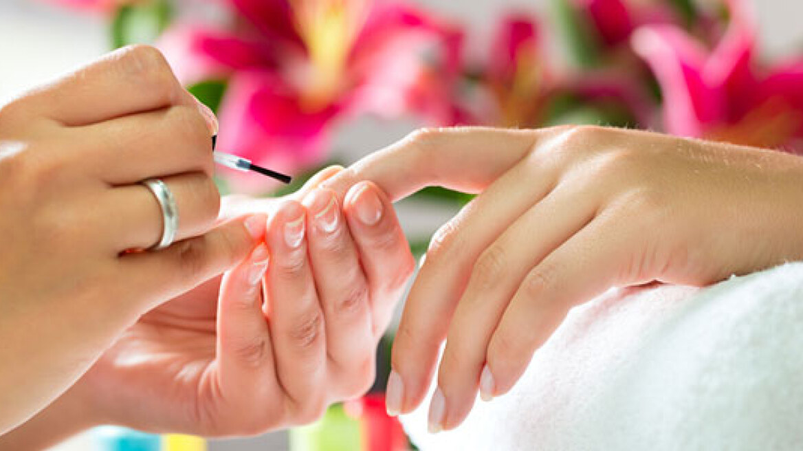 Έχετε στρεσαριστεί από τη νίκη του Τραμπ; Καθαρίστε τον καταψύκτη σας ή κάντε... μανικιούρ