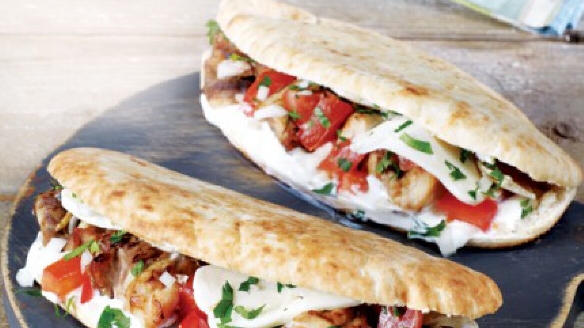 Κυριακάτικο σάντουιτς με κοτόπουλο σε κυπριακή πίτα