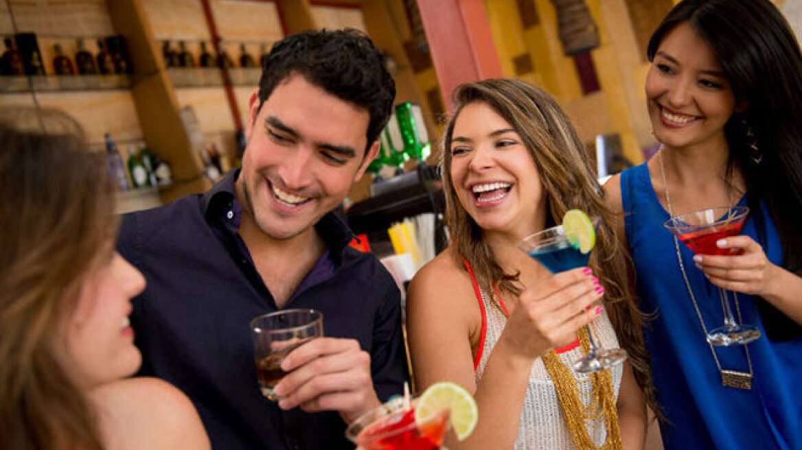 Οδηγίες προς άνδρες: Πώς θα τραβάτε τις γυναίκες σαν μαγνήτης