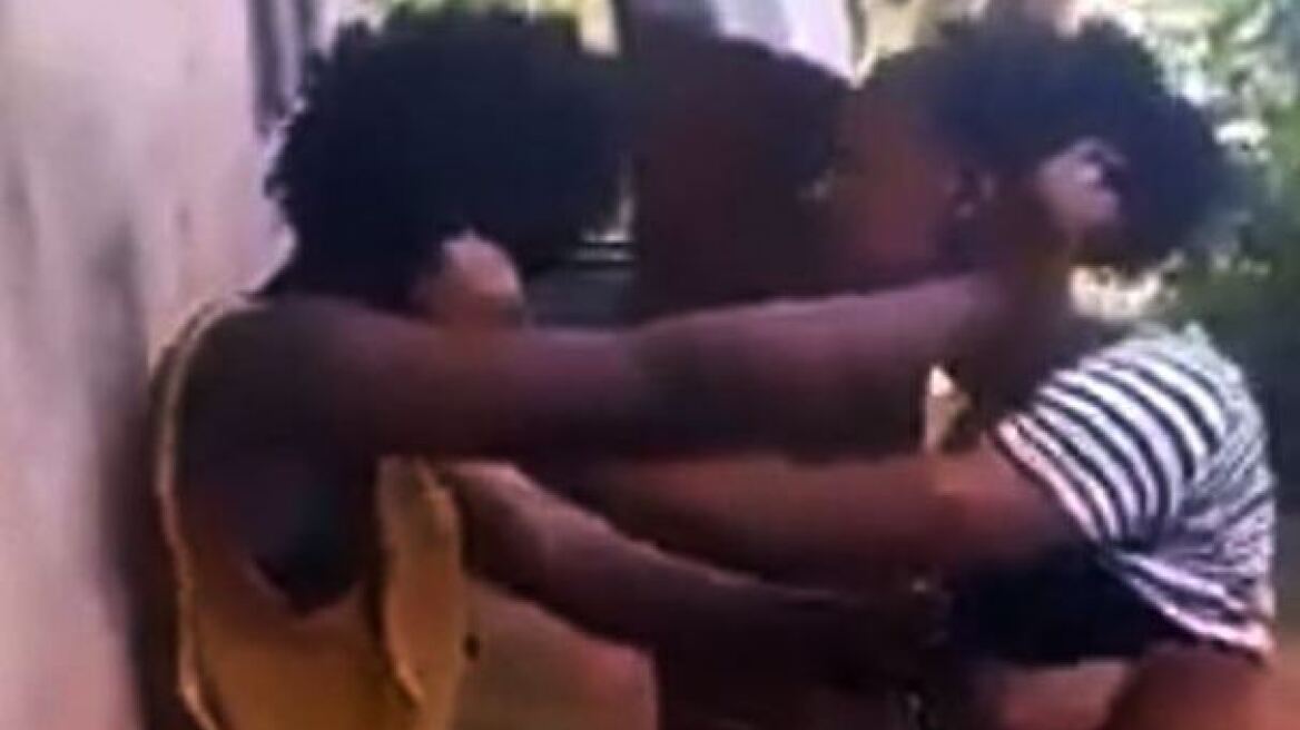 Βίντεο: Το μαλλιοτράβηγμα έφερε «στριπτίζ»