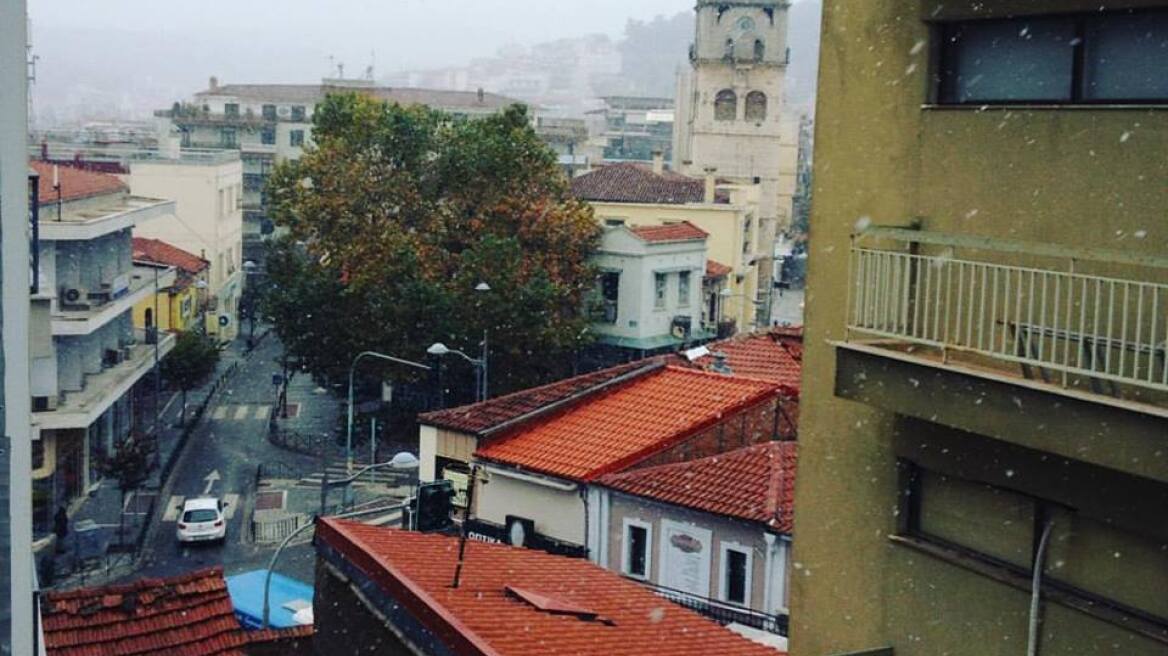 Βίντεο: Έπεσαν τα πρώτα χιόνια στην Κοζάνη