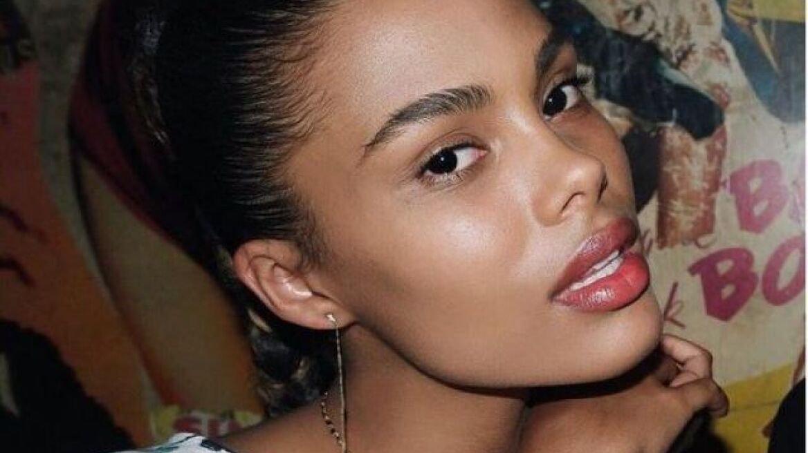 O 50χρονος αντικατέστησε την Belluci με 19χρονη...