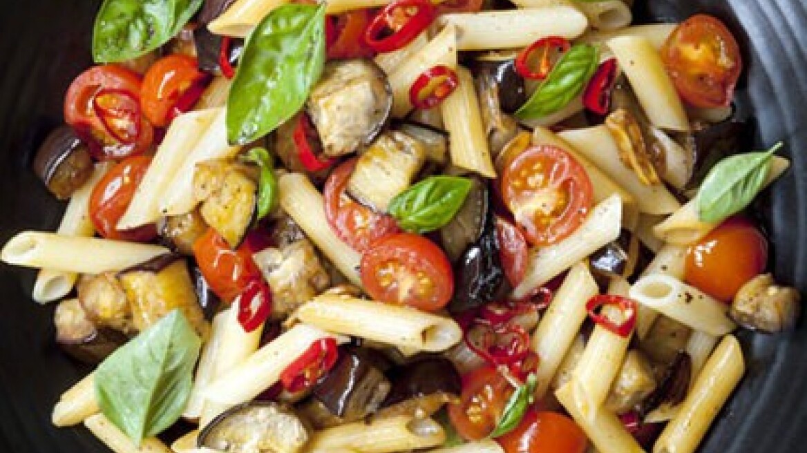 Πέννες με ντοματίνια και τηγανητή μελιτζάνα