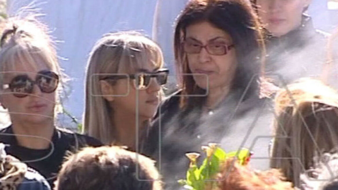 Συντετριμμένη η Αθηνά Παντελίδη στο μνημόσυνο του γιου της