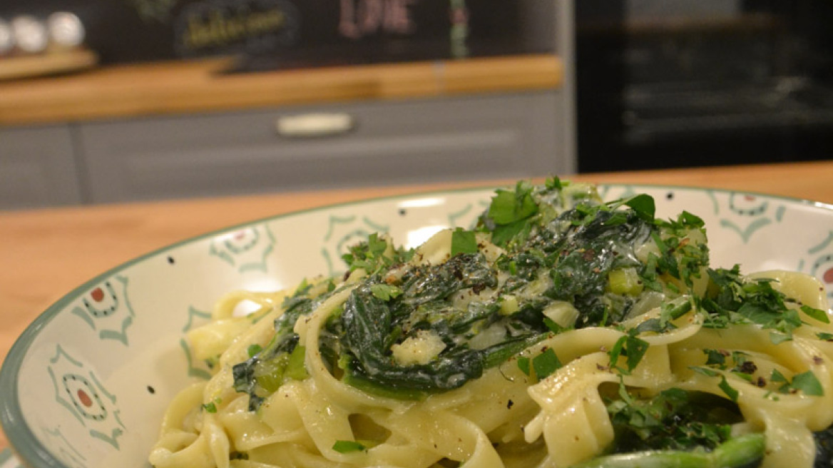VIDEO: Ταλιατέλες με σπανάκι και μπλε τυρί