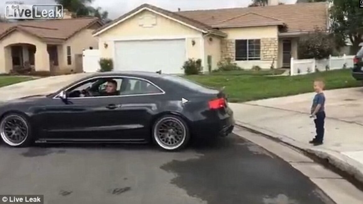 Βίντεο: Έβγαλε το δόντι του παιδιού του με... το αυτοκίνητο