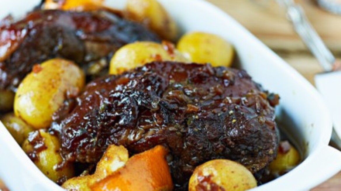 Κατσικάκι με πετιμέζι στη γάστρα