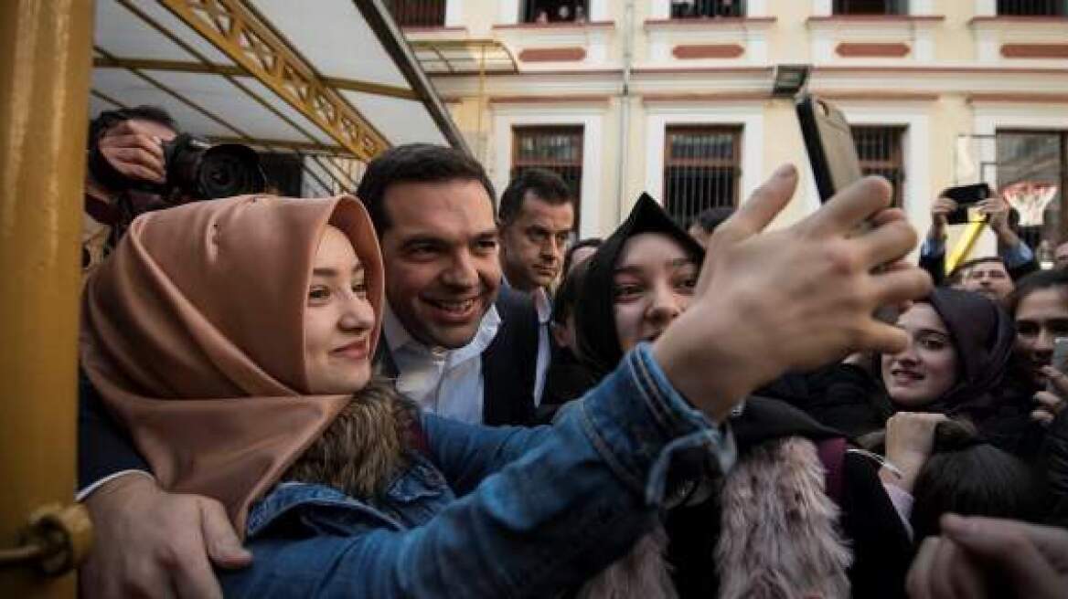 Δείτε τη selfie του Τσίπρα με μουσουλμάνες μαθήτριες στη Θράκη