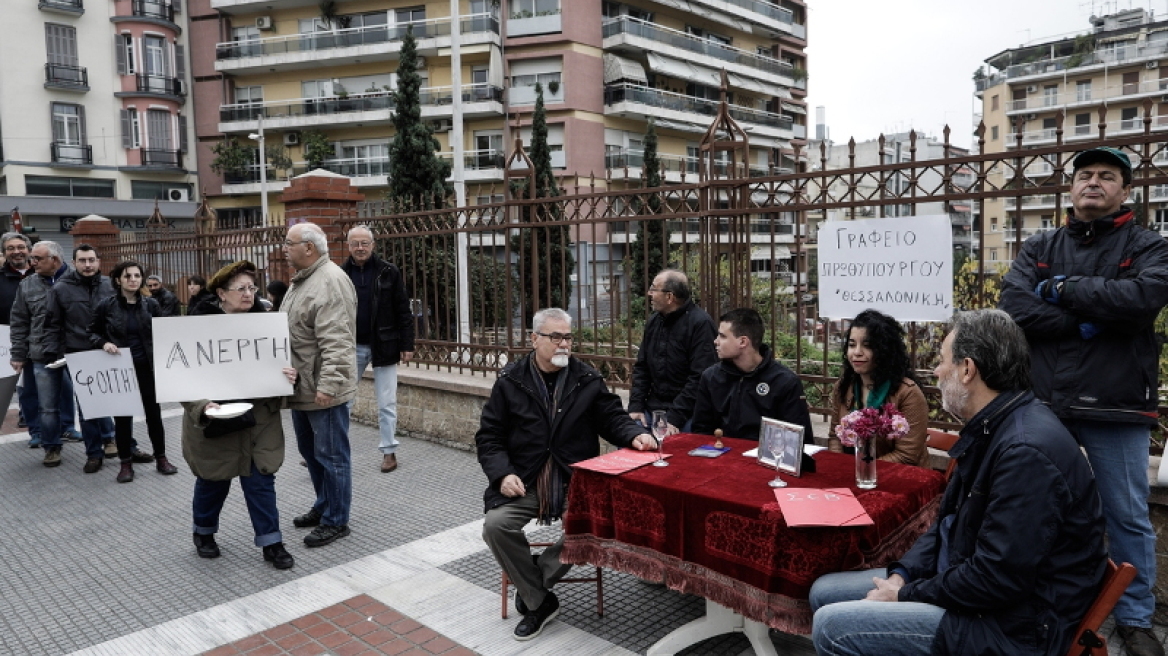 Φωτογραφίες: Μέλη της ΛΑΕ «έστησαν» το γραφείο του πρωθυπουργού