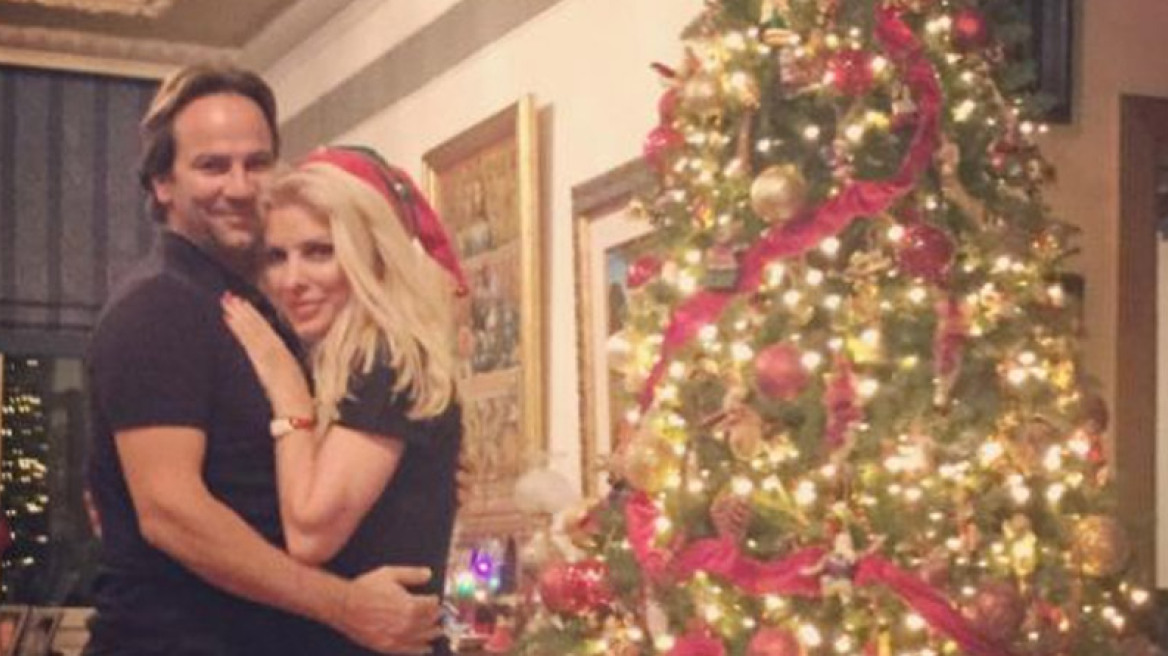 Μενεγάκη: Αγκαλιά με τον Ματέο, δίπλα στο στολισμένο δέντρο 