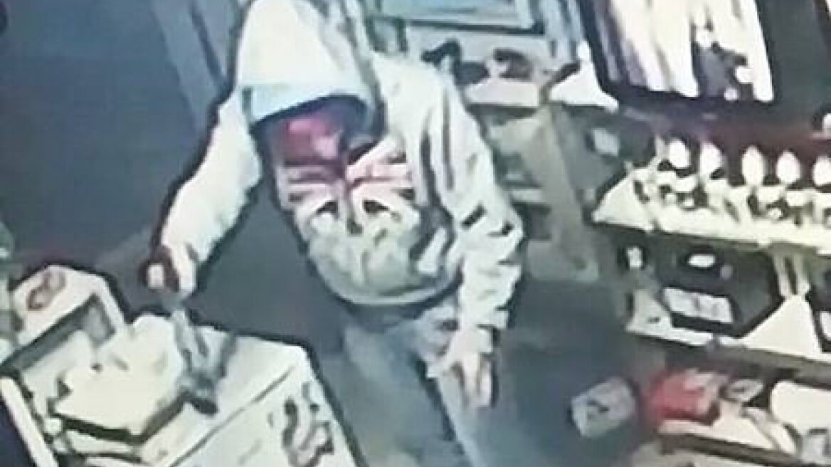 Πέλλα: Η κάμερα κατέγραψε τον ληστή βενζινάδικου