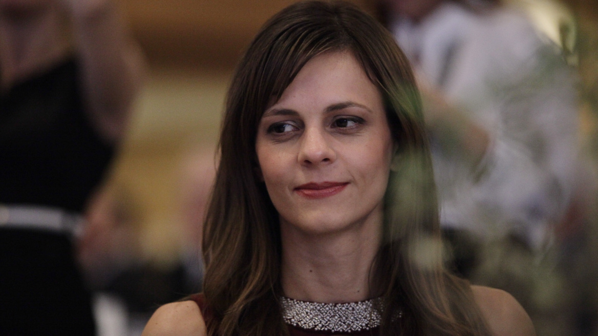 Στολίστηκε η Αχτσιόγλου για το δείπνο-«κηδεία» με τον Μοσκοβισί