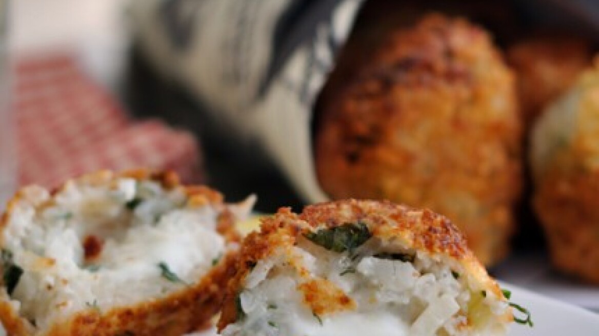 Ρυζοκροκέτες με μυρωδικά και γέμιση μοτσαρέλα