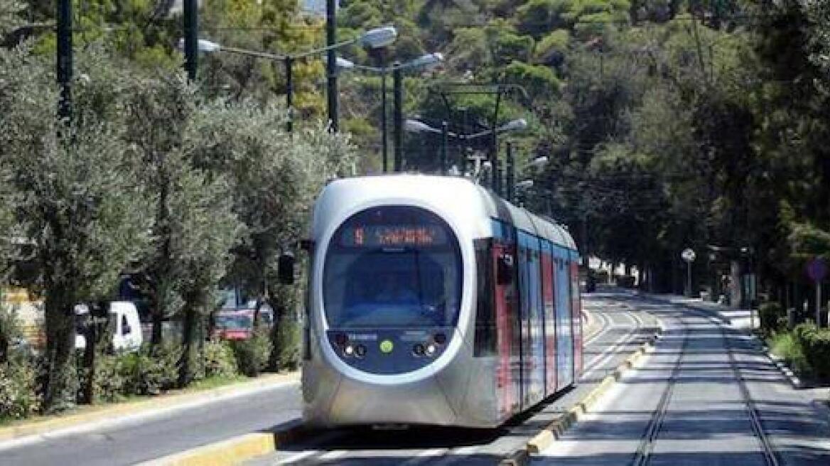 Γυναίκα παρασύρθηκε από συρμό του τραμ στο κέντρο της Αθήνας 