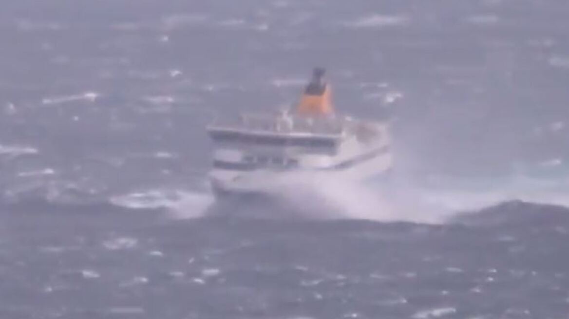 Βίντεο: Το Blue Star Paros δίνει μάχη με τα κύματα στο στενό Μυκόνου-Τήνου