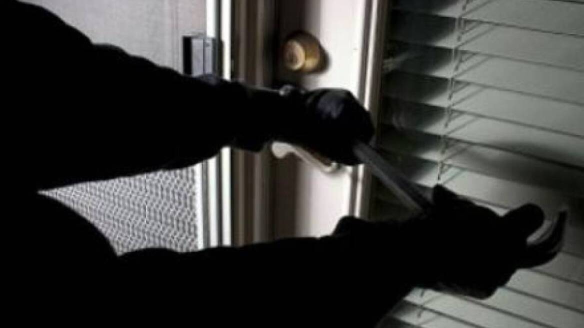 Σέρρες: Έκρυβε τη λεία διαρρήξεων στο σπίτι της συντρόφου του