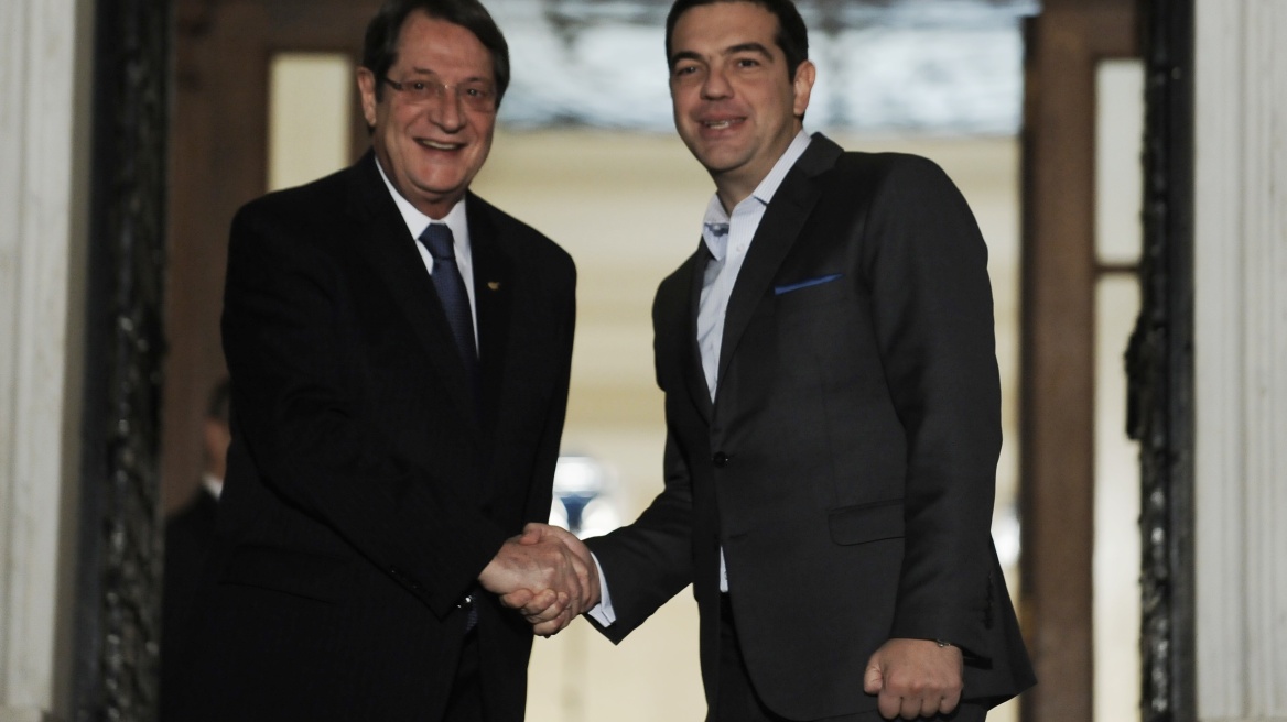 Τηλεφωνική επικοινωνία Τσίπρα-Αναστασιάδη - Στην Αθήνα για διαβουλεύσεις ο Κύπριος πρόεδρος