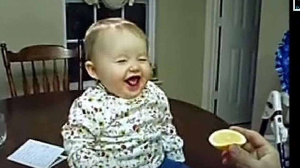 Δες πώς κάνουν τα μωρά όταν τρώνε για πρώτη φορά λεμόνι