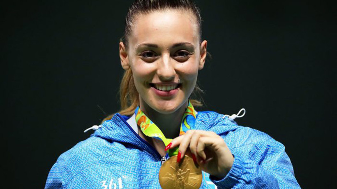 Άννα Κορακάκη: Στόλισε το χριστουγεννιάτικο δέντρο με τα μετάλλιά της   