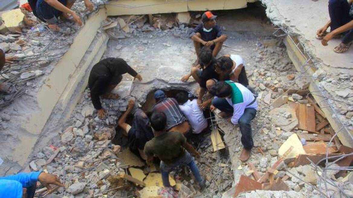 Ινδονησία: Έφτασαν τους 100 οι νεκροί από το σεισμό των 6,5 Ρίχτερ
