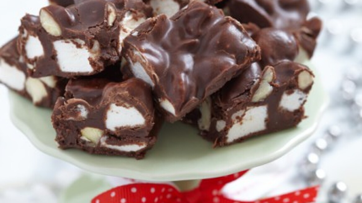 Fudge σοκολάτας με αμύγδαλα και marshmallows