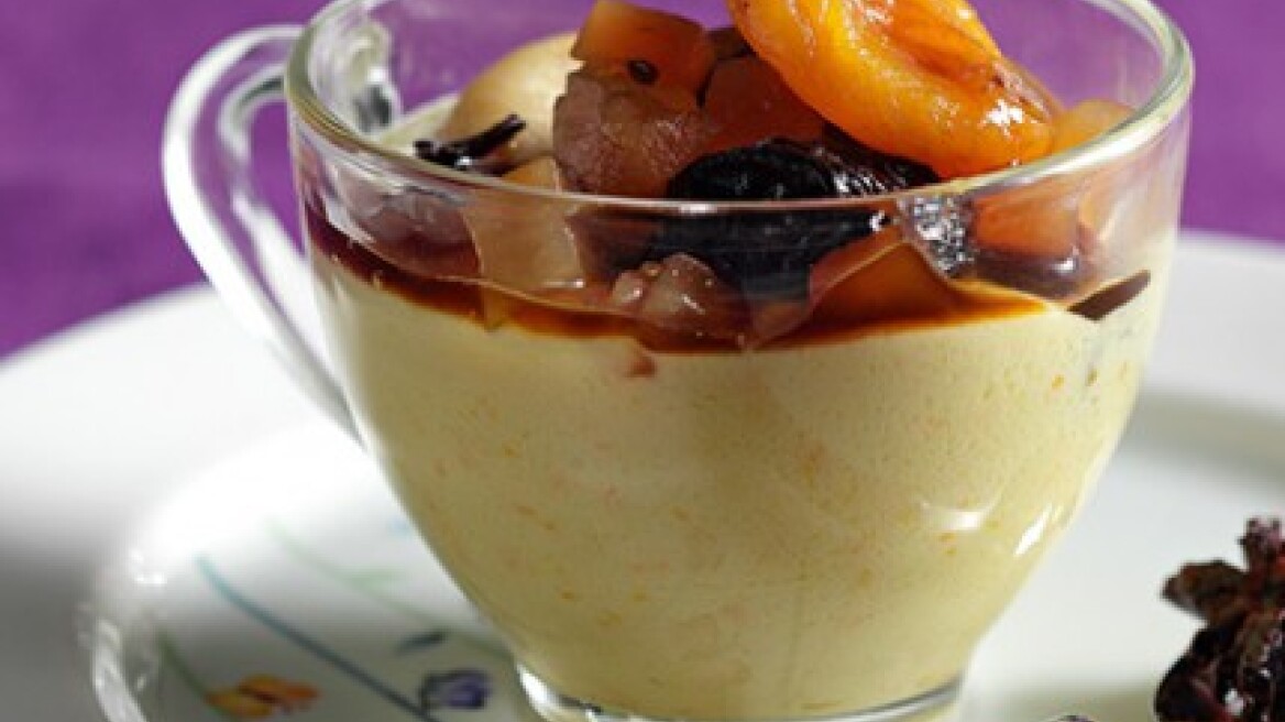 Ζεστή κομπόστα αποξηραμένων φρούτων με κρέμα πορτοκάλι