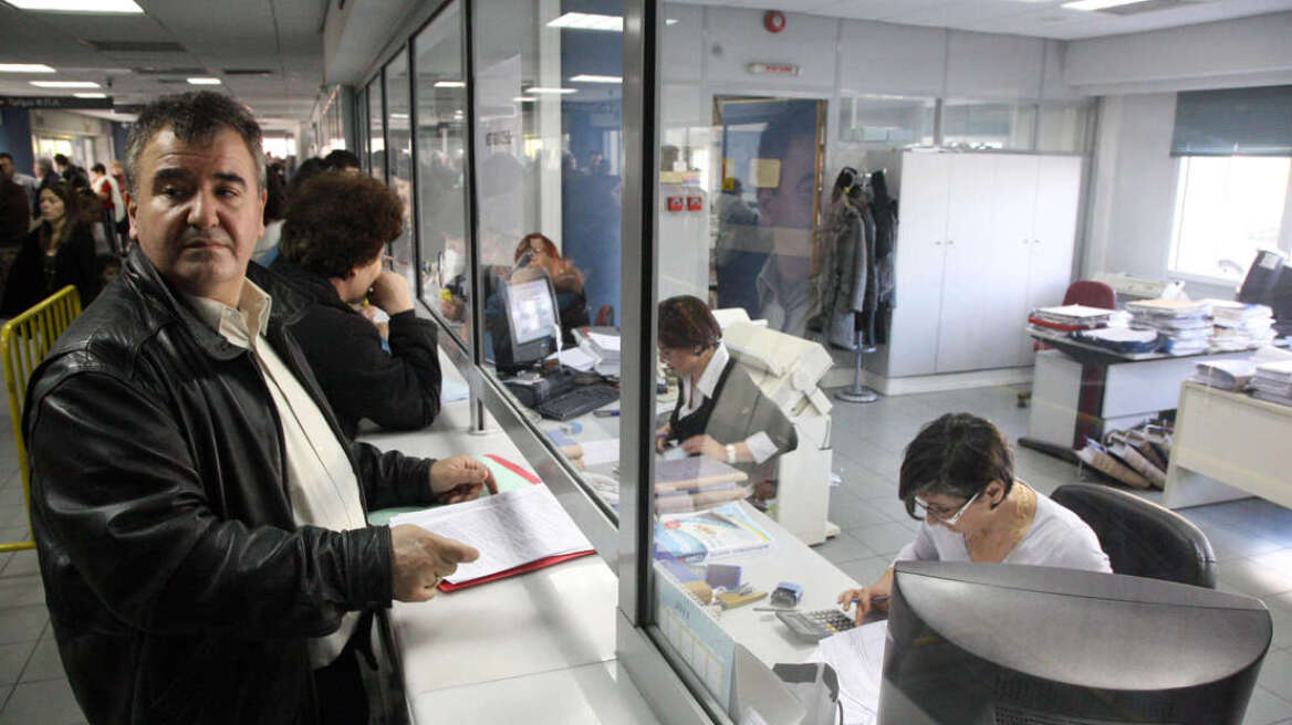 Νομοσχέδιο-σκούπα βάζει πλαφόν στις εισφορές μισθωτών, αλλάζει τα εφάπαξ στρατιωτικών και μοιράζει επίδομα αλληλεγγύης