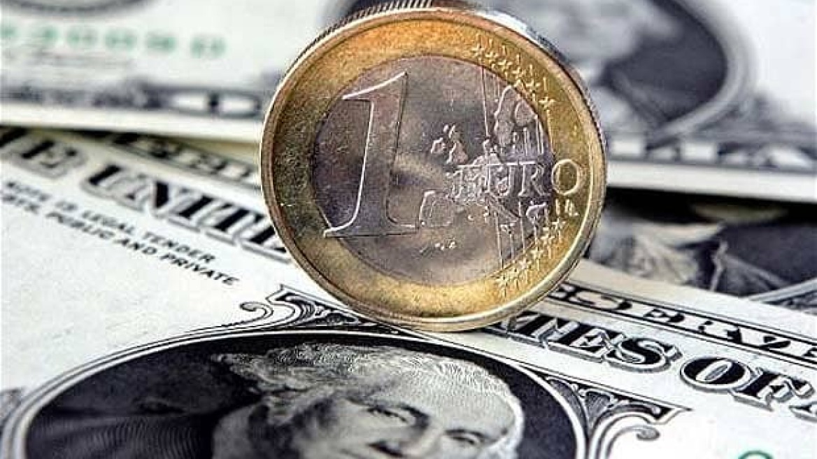 Ισχυρές πιέσεις στο ευρώ μετά την απόφαση της ΕΚΤ