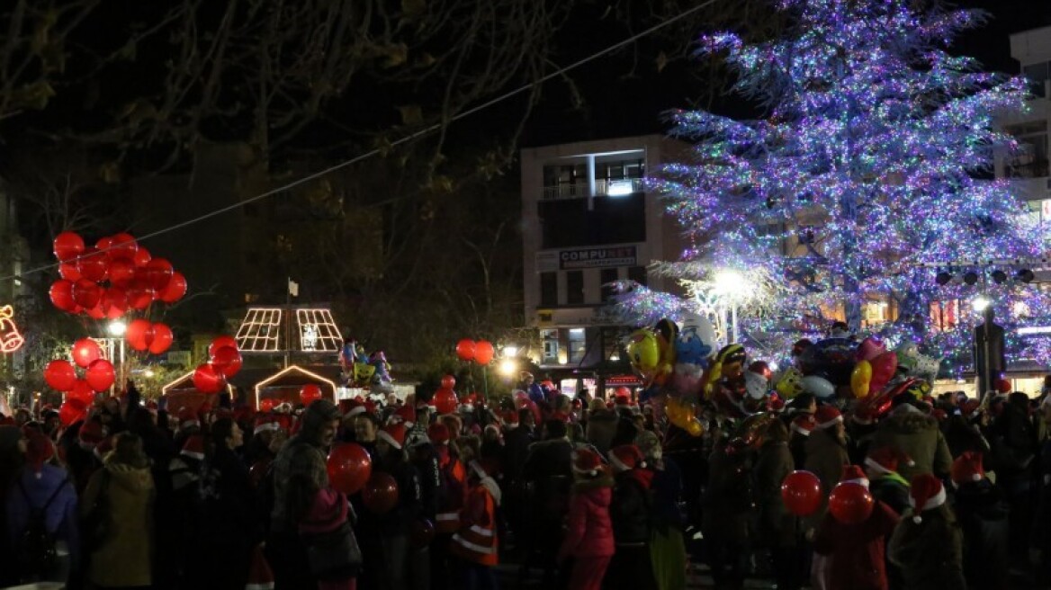 Κατέστρεψαν το χριστουγεννιάτικο δέντρο στην Κομοτηνή