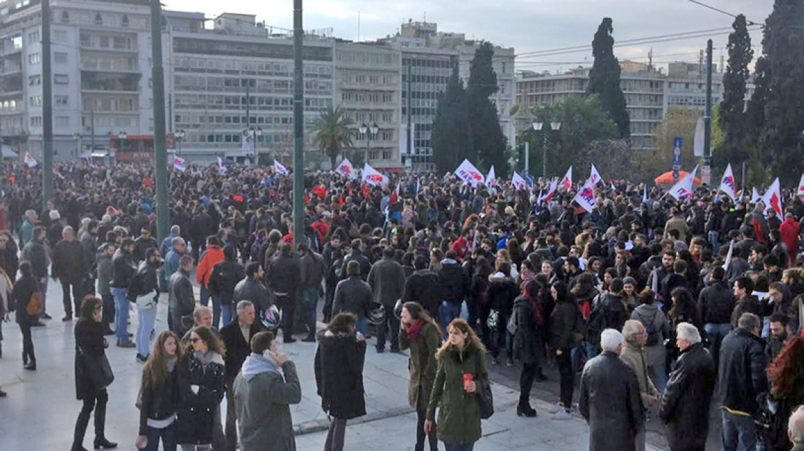 Χιλιάδες κόσμου διαδήλωσαν κατά της κυβέρνησης στο Σύνταγμα 