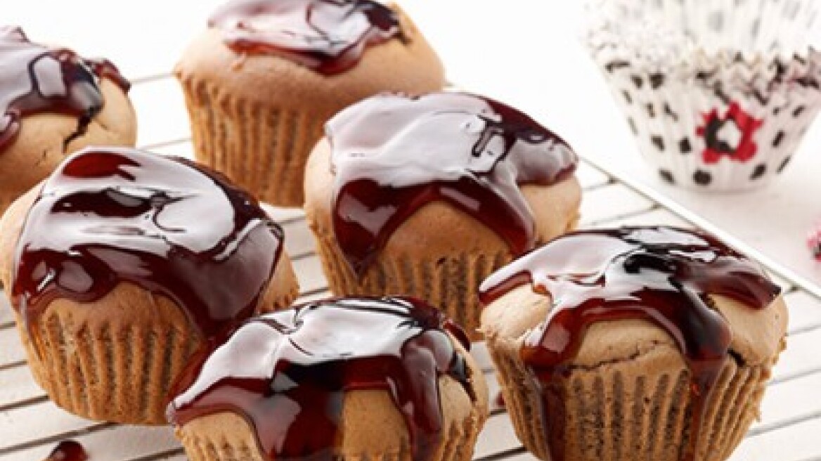 Muffins σοκολάτας γεμιστά με σοκολάτα και καραμέλες γάλακτος