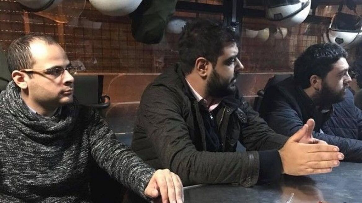 Επίσκεψη της ΟΝΝΕΔ σε λεωφορείο των ΜΑΤ: Η Ελλάδα της Μεταπολίτευσης σας αντιμετώπισε άδικα και μηδενιστικά