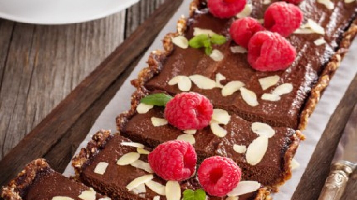 Εύκολη τάρτα με γέμιση μους σοκολάτας και βατόμουρα